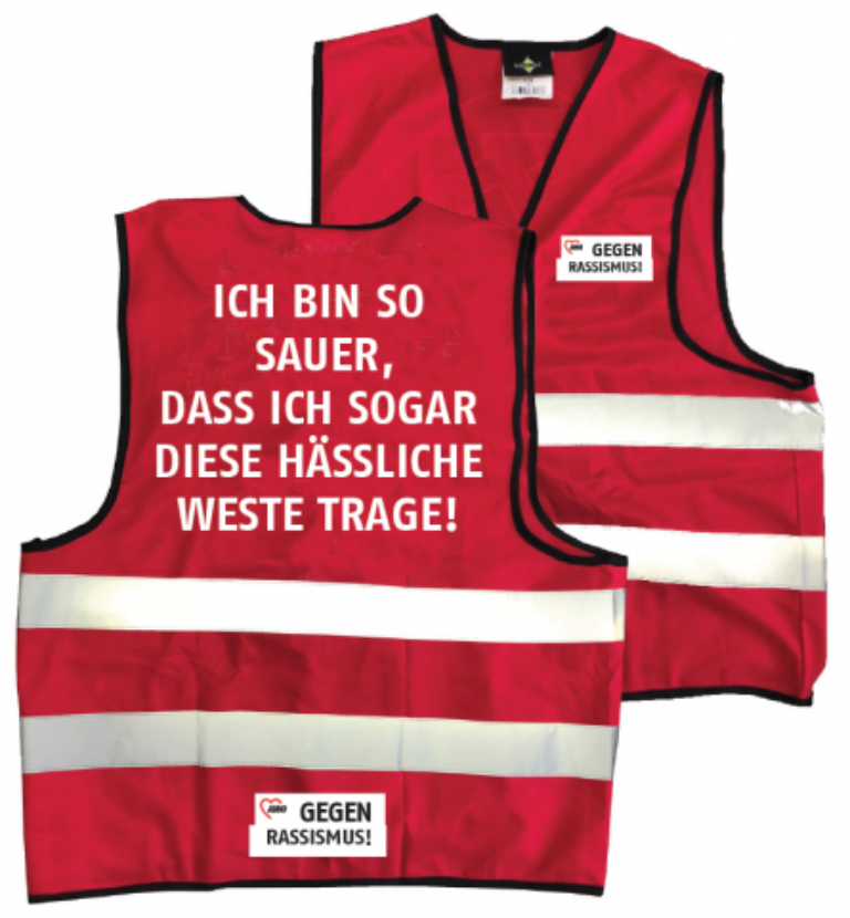 Zwei rote Warnwesten, die einmal von vorne und einmal von hinten zu sehen sind. Hinten steht: "Ich bin so sauer, dass ich sogar diese hässliche Weste trage!".