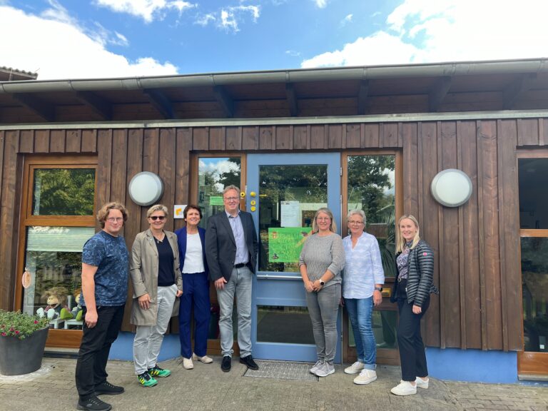 AWO-Bundesvorständin Claudia Mandrysch mit Kolleg*innen des AWO Bezirksverbands Ostwestfalen-Lippe beim Besuch der Kita Helpup