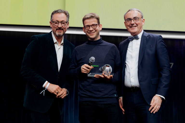 Verleihung des Deutschen Nachhaltigkeitspreises Gesundheit, von links: Eckart von Hirschhausen,Moderator und Gründer der Stiftung Gesunde Erde – Gesunde Menschen, Projektleiter von „klimafreundlich pflegen – überall!“ Thomas Diekamp und Christoph Straub, Vorstandsvorsitzender der Barmer