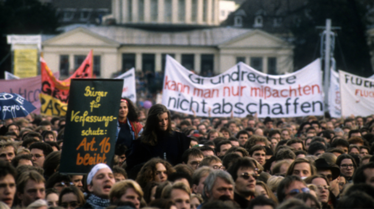 Menschen bei einer Demo für Grundrechte und Verfassungsschutz