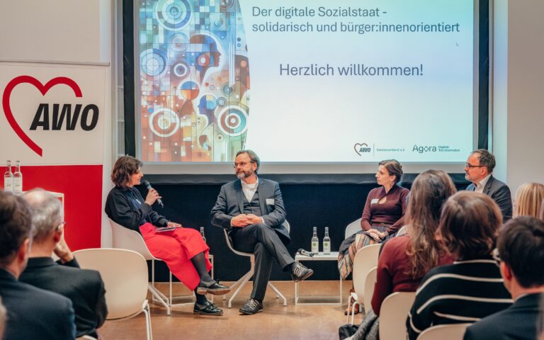 Podium auf dem Parlamentarischen Abend, von links: Linda Machwitz, Geschäftsführerin von DFA Digital Für Alle gGmbH, AWO-Präsident Michael Groß, Marina Weisband, Projektleiterin bei Aula und Expertin für digitale Partizipation und Bildung, und Dr. Florian Theißing, Innovation Lead der ADT