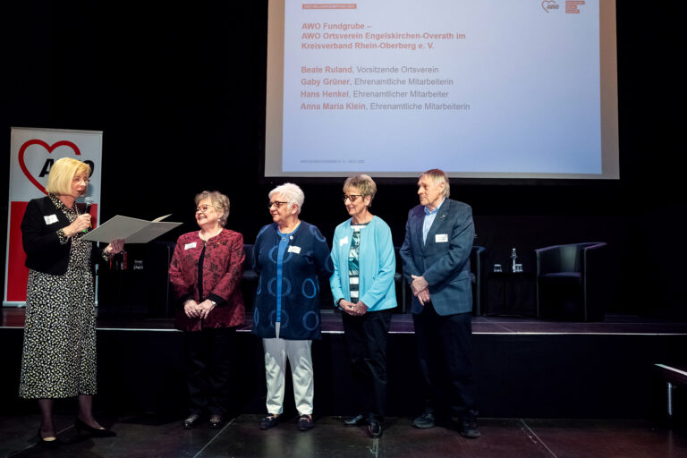 Gabriele Siebert-Paul, Mitglied des AWO Präsidiums, ehrt das Team der AWO Fundgrube.