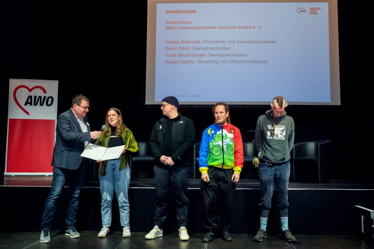 Gerwin Stöcken, Mitglied des AWO Präsidiums, ehrt das Team von SoliRADisch.