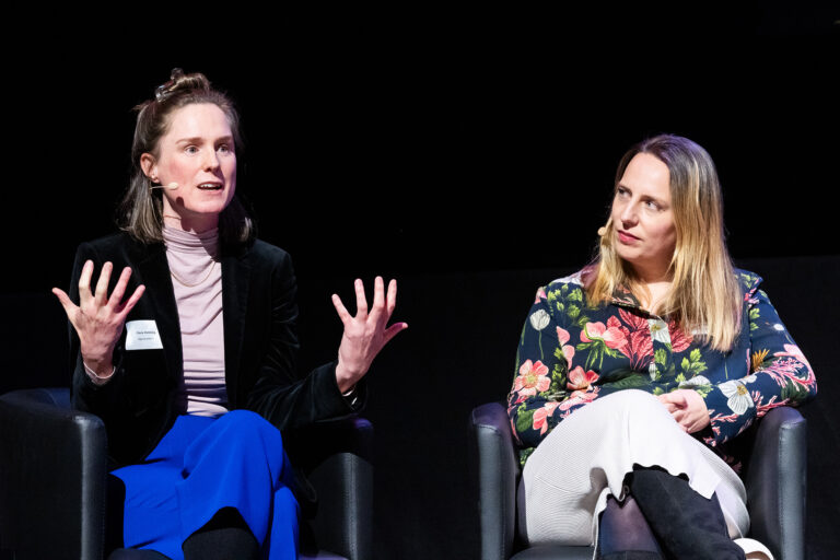 Clara Helming, Senior Advocacy & Policy Manager bei AlgorythmWatch (links) und Dr. Theresa Züger, Leiterin AI & Society Lab am Alexander von Humboldt Institut für Internet und Gesellschaft