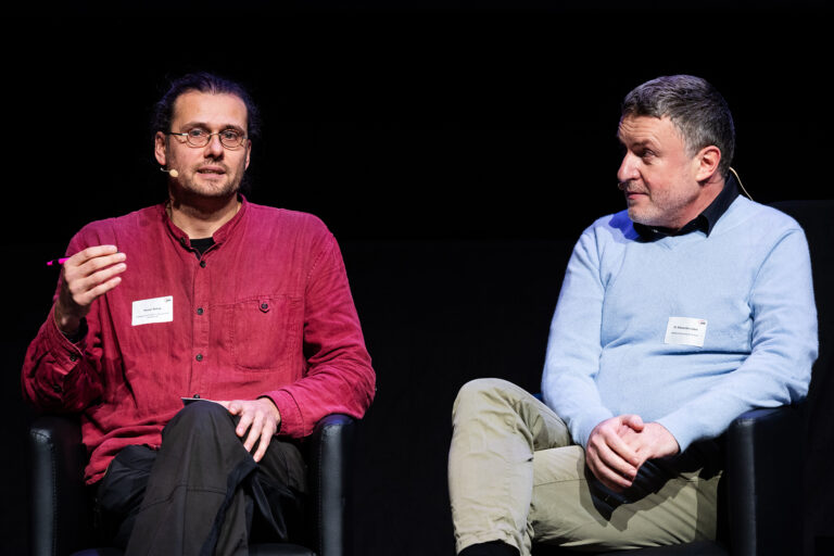 Rainer Rehak, wissenschaftlicher Mitarbeiter am Weizenbaum-Institut für die vernetzte Gesellschaft (links) und Alexander Löser, Professor für Künstliche Intelligenz und Leiter des Forschungszentrums Data Science an der Berliner Hochschule für Technik