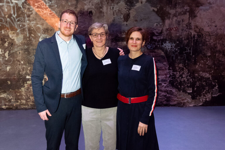 AWO Vorstand Claudia Mandrysch (Mitte) und Dr. Marvin Deversi mit Katja Kipping vom Paritätischen Gesamtverband