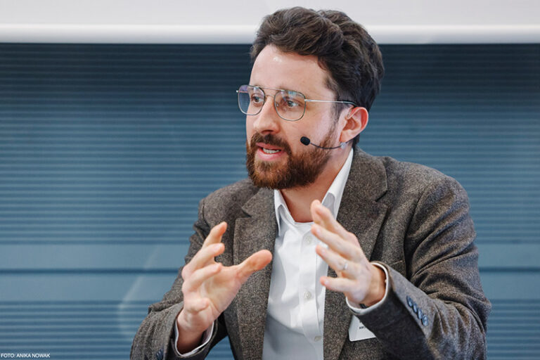 Frederik Palmer vom AWO Bundesverband beim D21talk zu Digitale Gesellschaft 2030: Gerechtigkeit, Teilhabe und Verantwortung am 13. März 2025