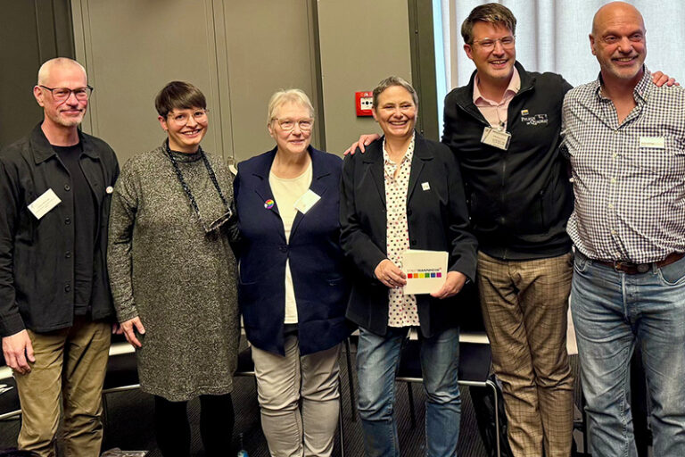 Deutscher Seniorentag 2025 - Mitwirkende der Veranstaltung Queer im Alter (von links): Claus Bölicke, AWO Bundesverband, Eva Obernauer, Schwulenberatung Berlin, Reingard Wagner, Dachverband Lesben und Alter, Margret Göth, LSBTI-Beauftragung, Fabian Klenk, Pflege im Quadrat Mannheim, Andreas Kringe, BISS