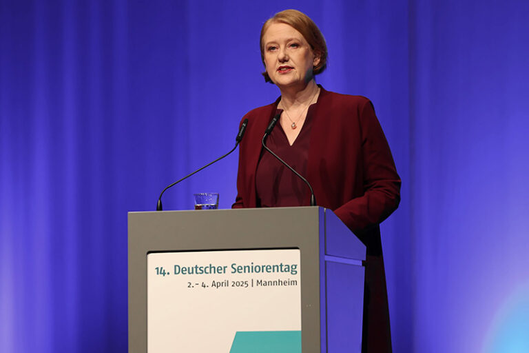 Deutscher Seniorentag 2025 - Bundesministerin Lisa Paus bei der Eröffnung