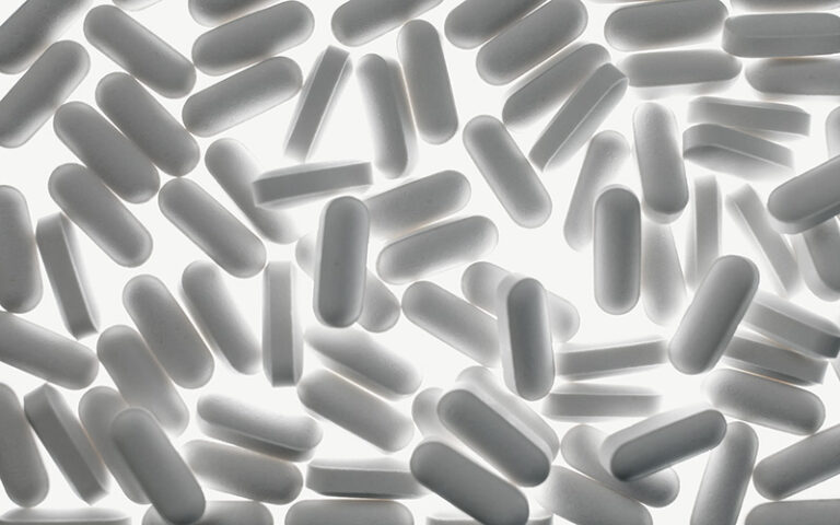 viele weiße Tabletten