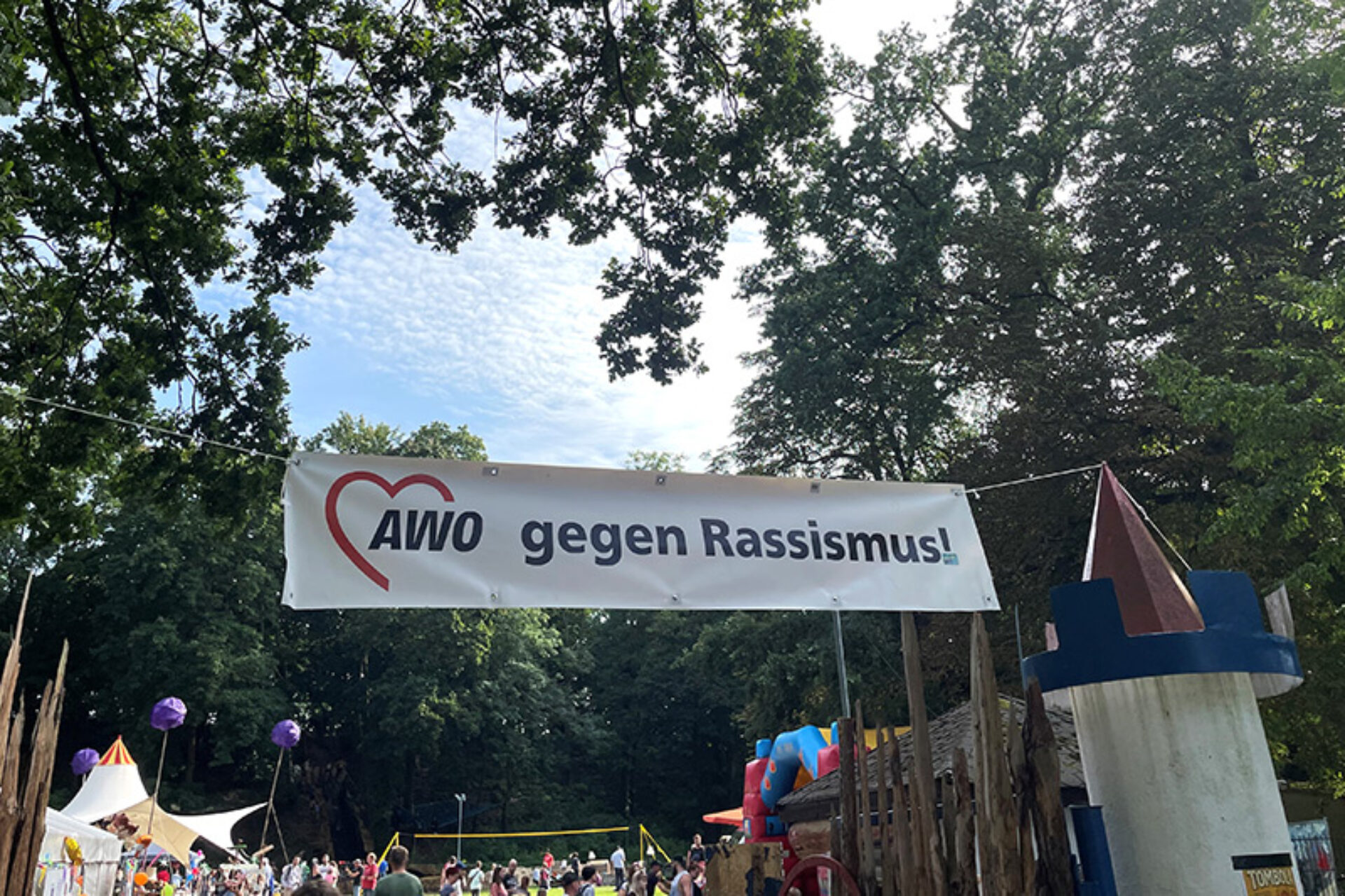 Bunter Wochentag der AWO vorm Frierock Festival: „Banner AWO gegen Rassismus“