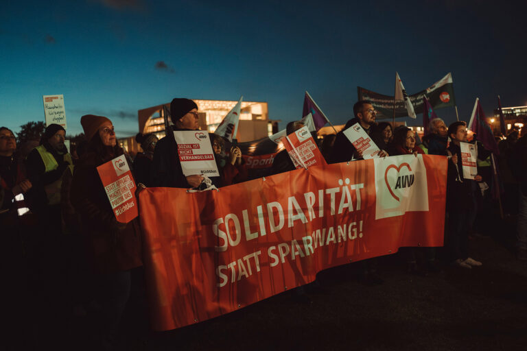 Demo mit AWO-Banner "Solidarität statt Sparzwang"