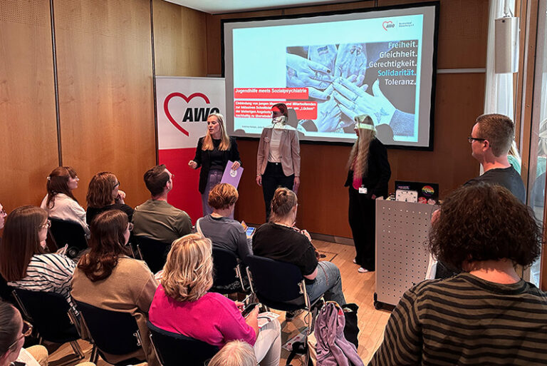 von links: Julia Schur, Digitalisierungsmanagerin, Julia Weber, Bereichsmanagerin Gesundheit und Psychosoziale Hilfen, und Sabrina Hampe, Bereichsmanagerin Jugend- und Erziehungshilfen, alle drei AWO Bezirksverband Braunschweig, bei der Projektpräsentation