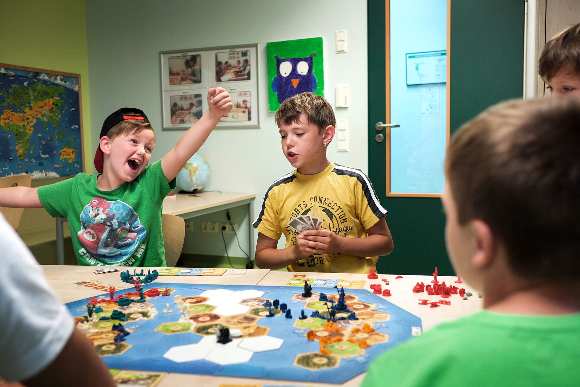 Kinder beim Gesellschaftsspiel