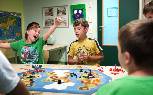 Kinder beim Gesellschaftsspiel