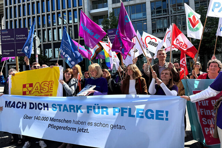 Übergabe der vom AWO Bundesverband und 14 weiteren Organisationen initiierten Petition "Mach dich stark für Pflege" ans Bundesgesundheitsministerium.