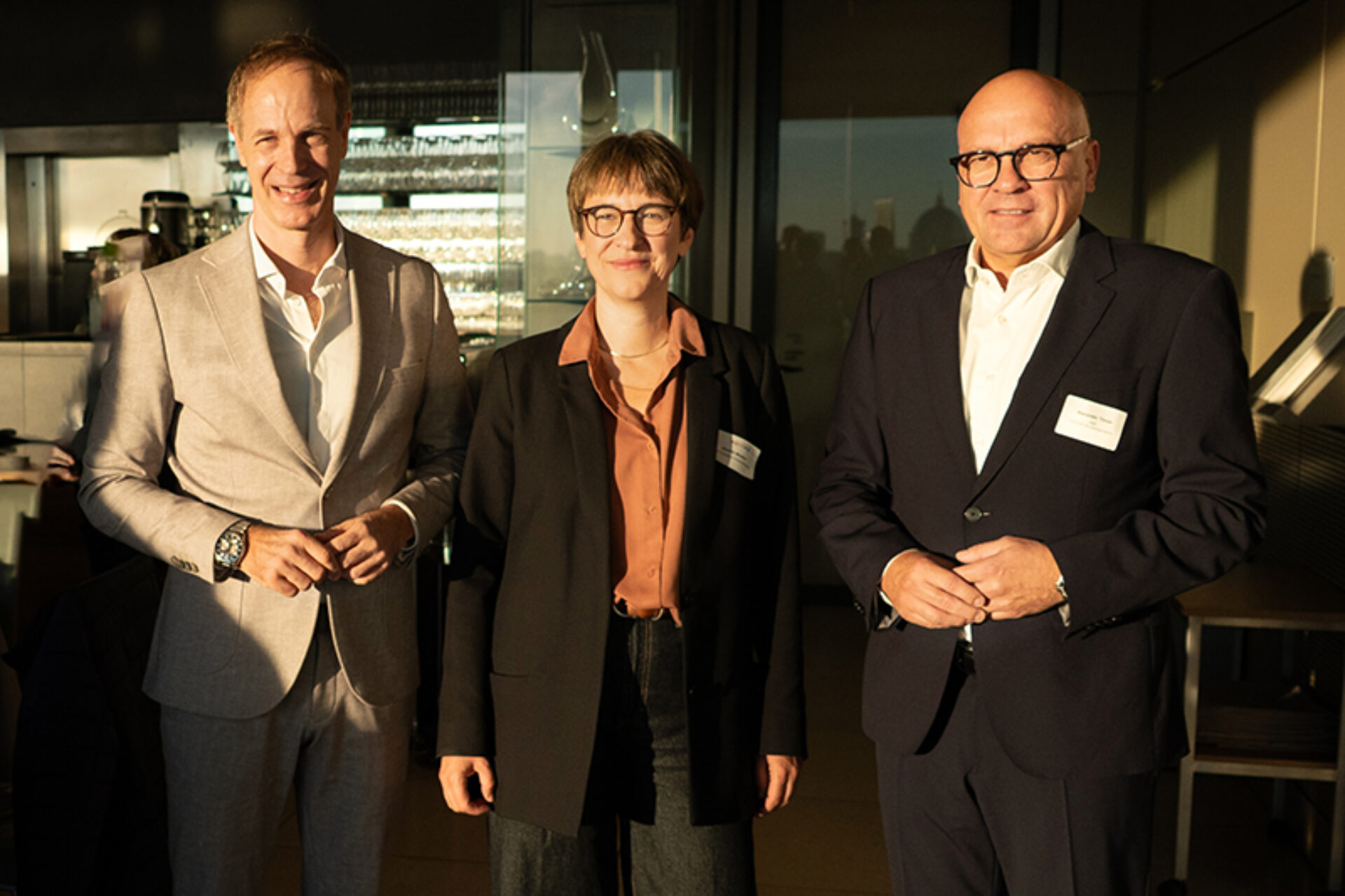 Kerstin Becker, Paritätischer Gesamtverband (Mitte) und die Schirmpaten Sebastian Fiedler, SPD (links) und Alexander Throm, CDU