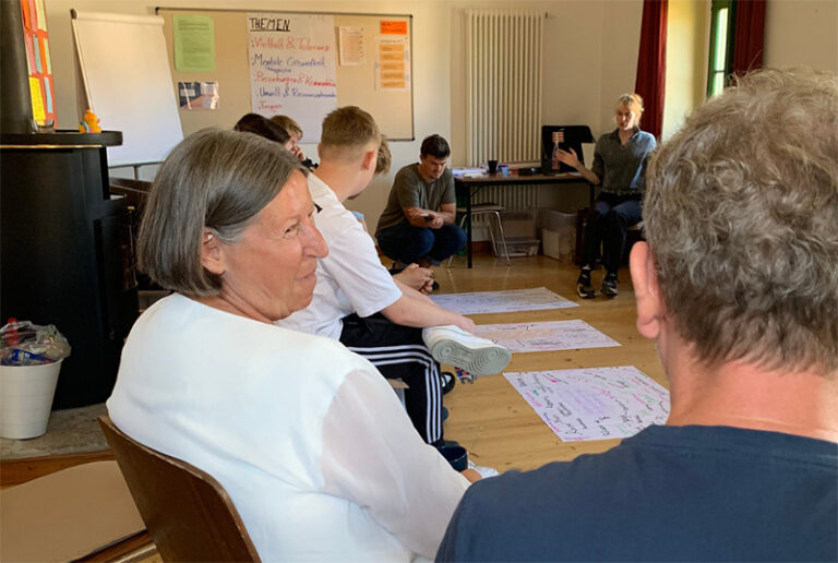 AWO-Präsidentin Kathrin beim Einführungsseminar der Jugendfreiwilligendienste in Pirna-Liebethal