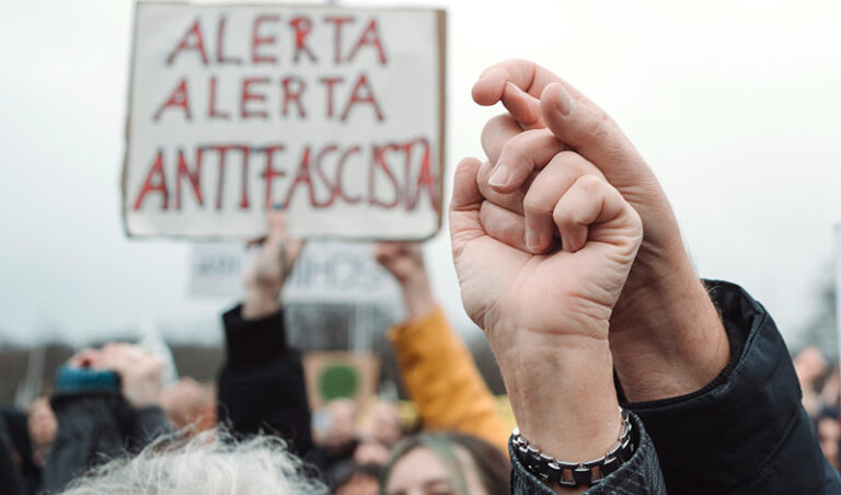Plakat "Alerta alerta Antifascista" bei einer Demo