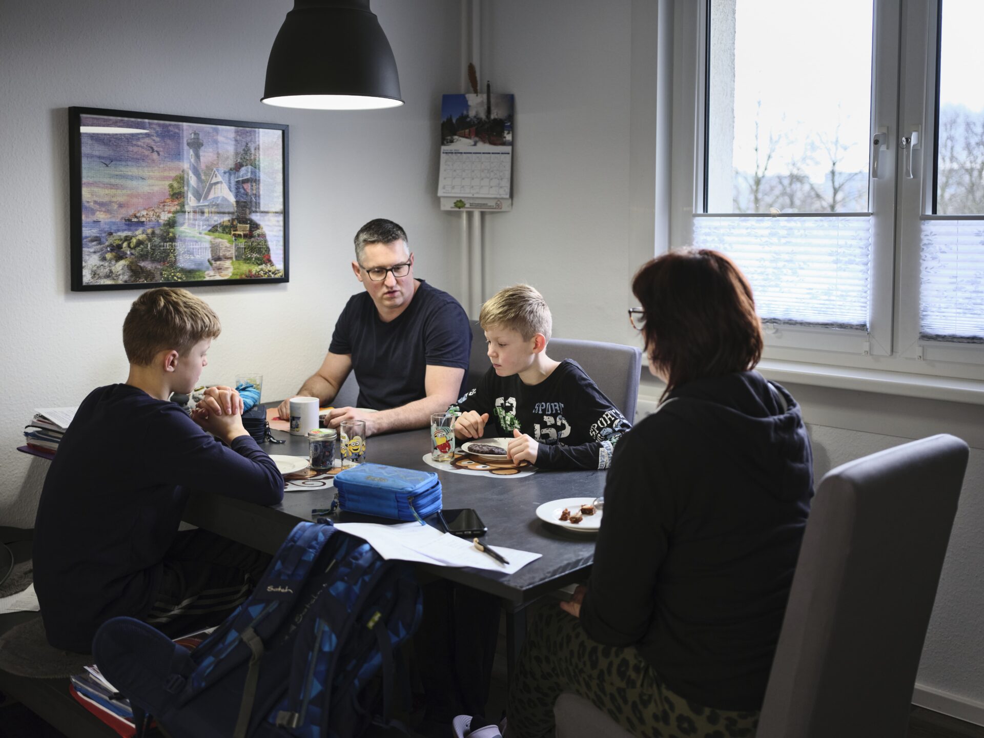 Familie mit Kindern sitzt am Esstisch