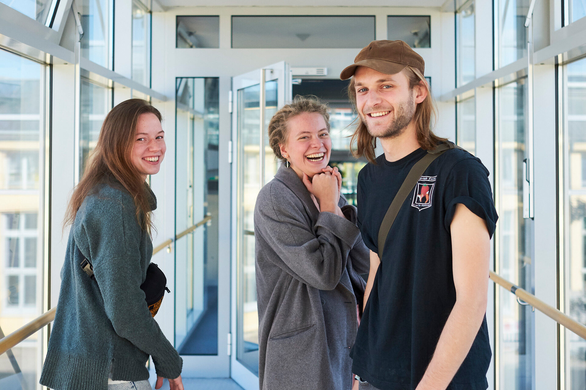 Junge Freiwillige lachen in die Kamera