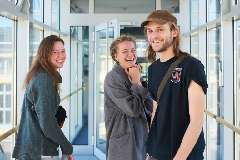 Junge Freiwillige lachen in die Kamera