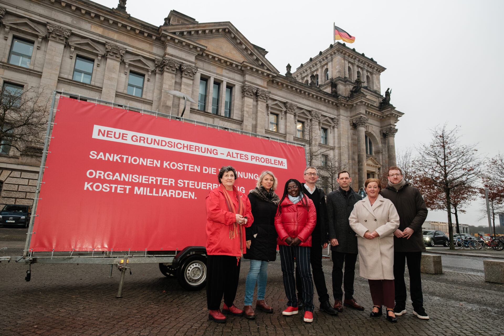 Protest gegen die neue Grundsicherung vor dem Reichstag