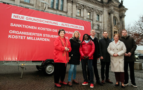 Protest gegen die neue Grundsicherung vor dem Reichstag