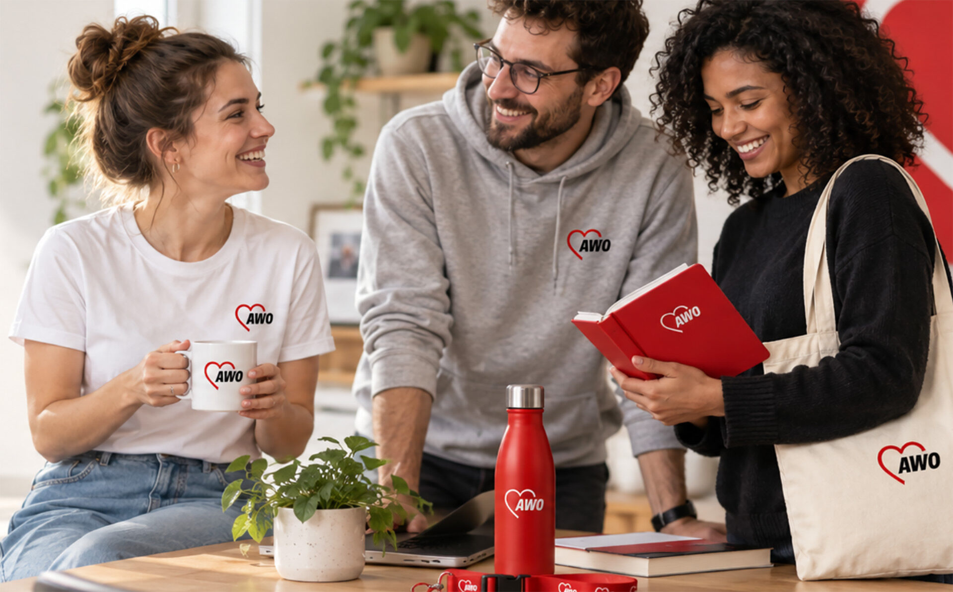 drei Personen mit diversen Artikeln mit AWO-Logo