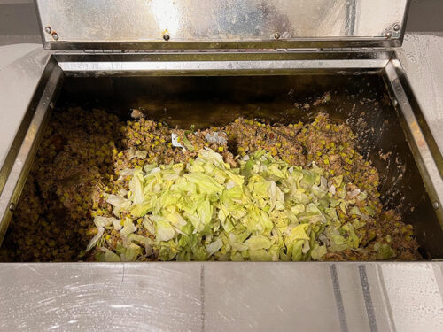 Bioabfälle im Bioabfallzersetzer "LFC Biodigester" des Unternehmens Power Knot