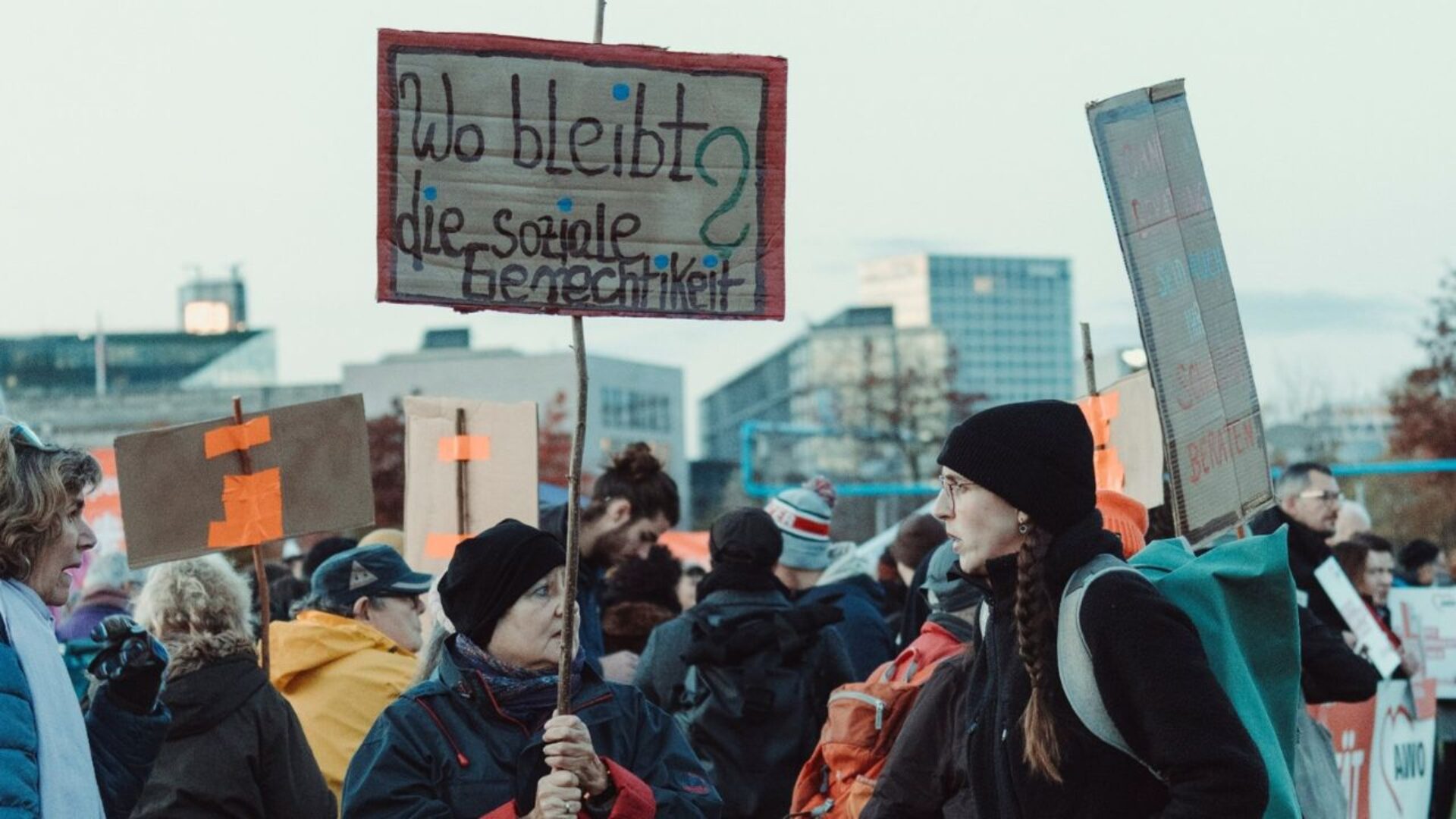 Wo bleibt die soziale Gerechtigkeit; Bild von einer AWO-Demo zu Die Letzte Macht das Licht aus
