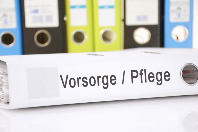 Weißer Aktenordner mit der Aufschrift "Vorsorge / Pflege"