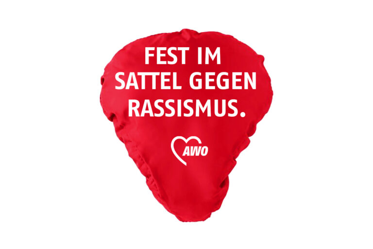 roter Fahrrad-Sattelbezug mit AWO-Logo und Aufschrift "Fest im Sattel gegen Rassismus"