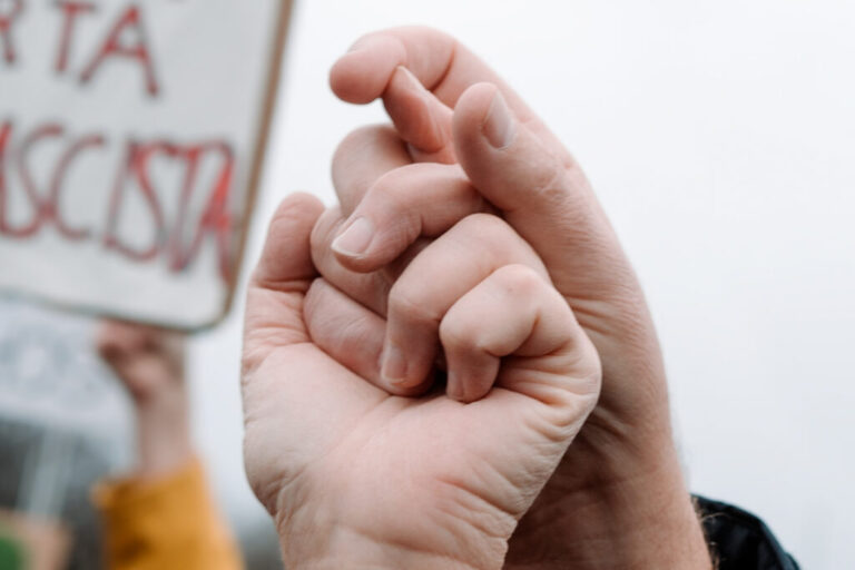 Auf einer Demonstration: zwei Hände