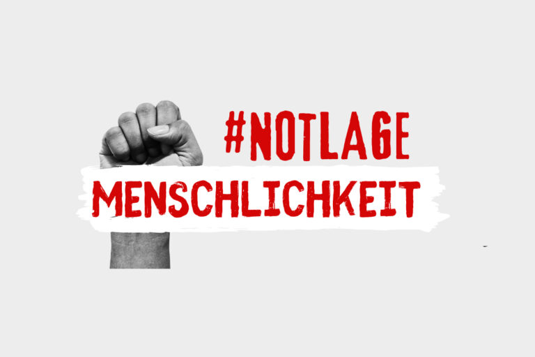 hochgereckte Faust und Text: #Notlage Menschlichkeit