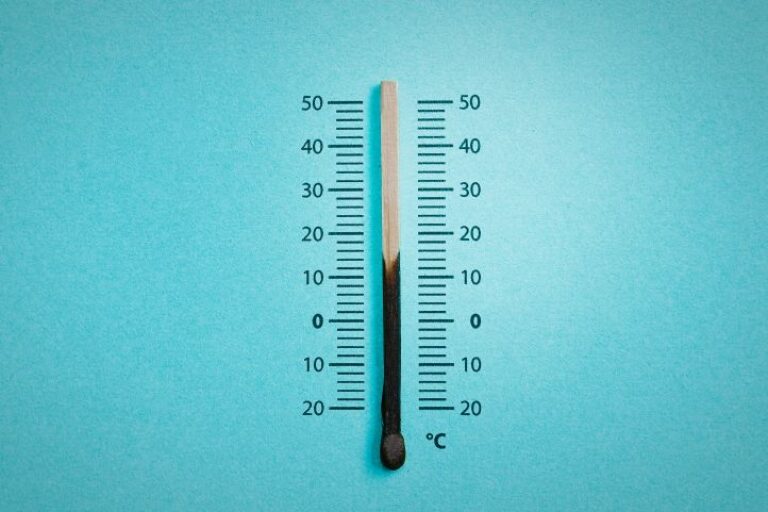 Ein Streichholz, das bereits abgebrannt ist und ein Thermometer repräsentieren soll.