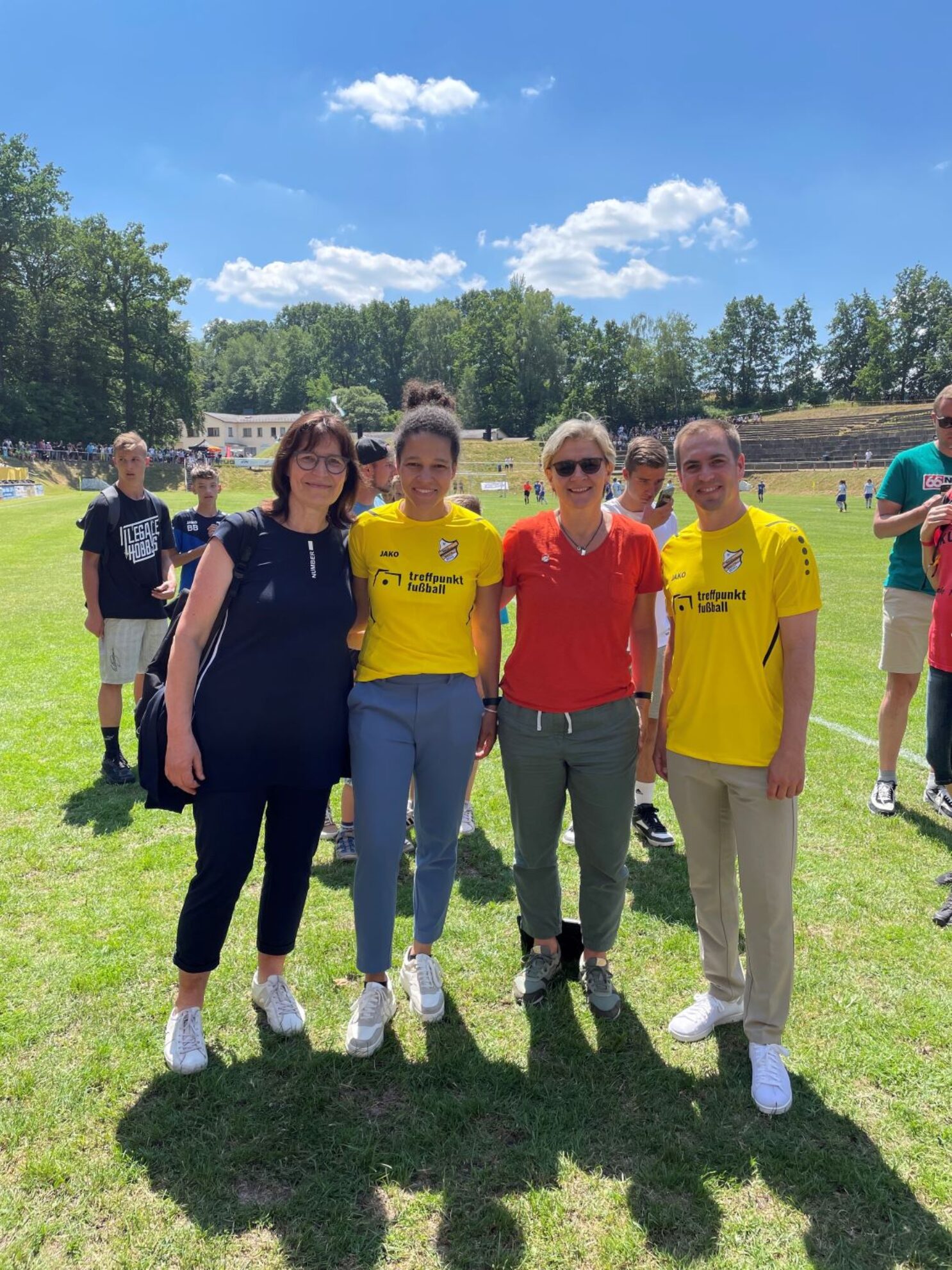 Das Foto zeigt drei Frauen und einen Mann. Die Personen sind AWO-Landesvorsitzende Petra Rottschalk, Europameisterin Célia Šašić, AWO Bundesvorständin Claudia Mandrysch und Weltmeister Philipp Lahm. Sie stehen auf einer grünen Wise. Die Sonne scheint.