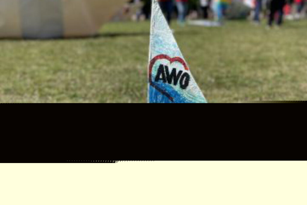Ein keinen Papierboot mit AWO-Flagge