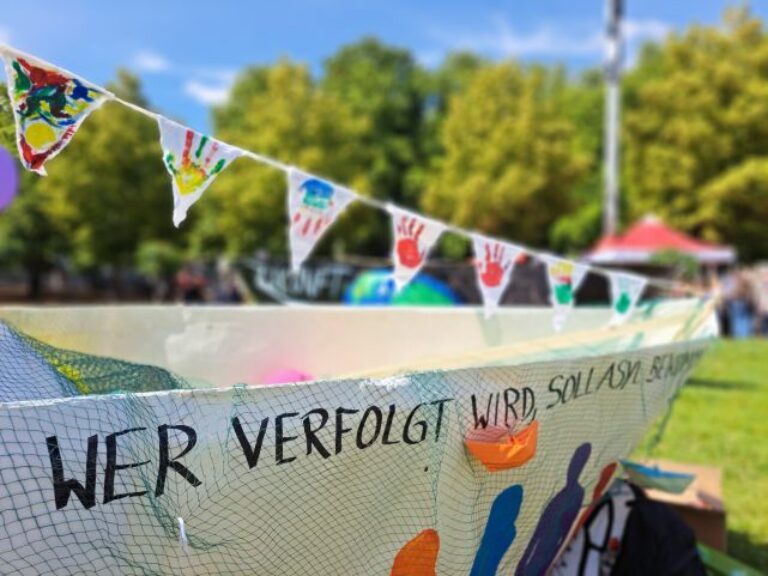 Bunt gestaltetes Papierboot