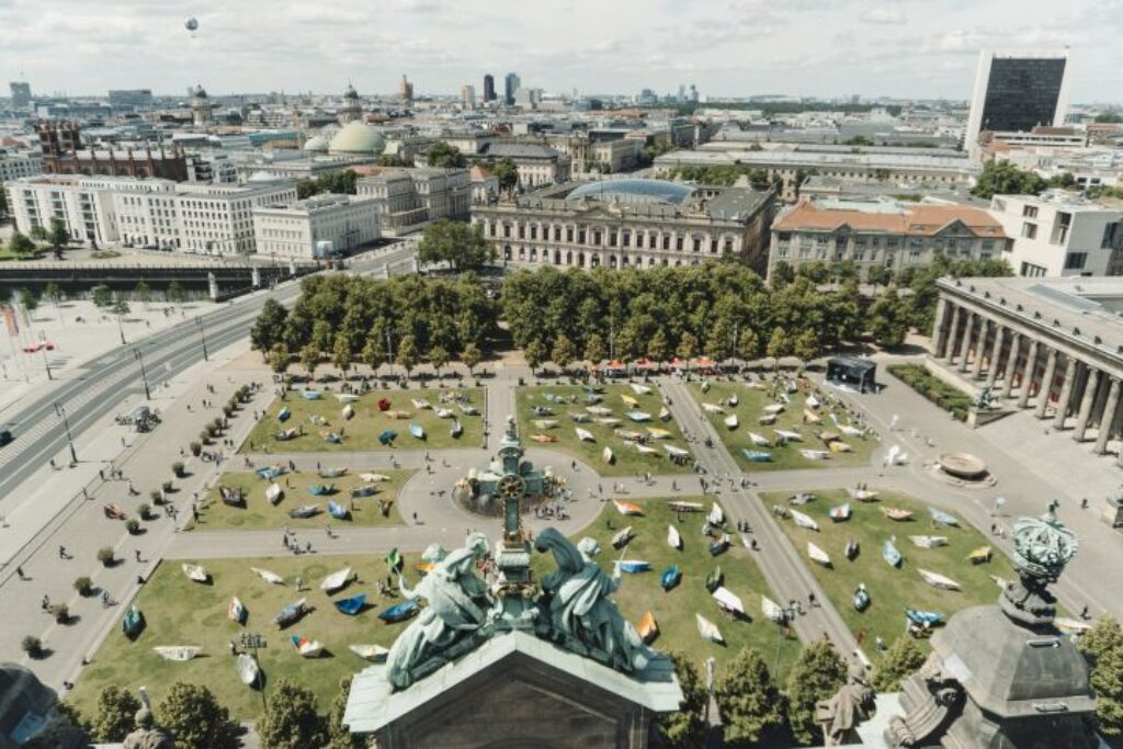 100 XXL Origami Faltboote im Lustgarten in Berlin-Mitte