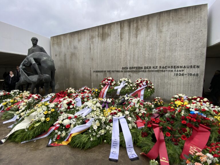 Kranzniderlegung in der Gedenkstätte Sachsenhausen; Bild mehrerer Kränze