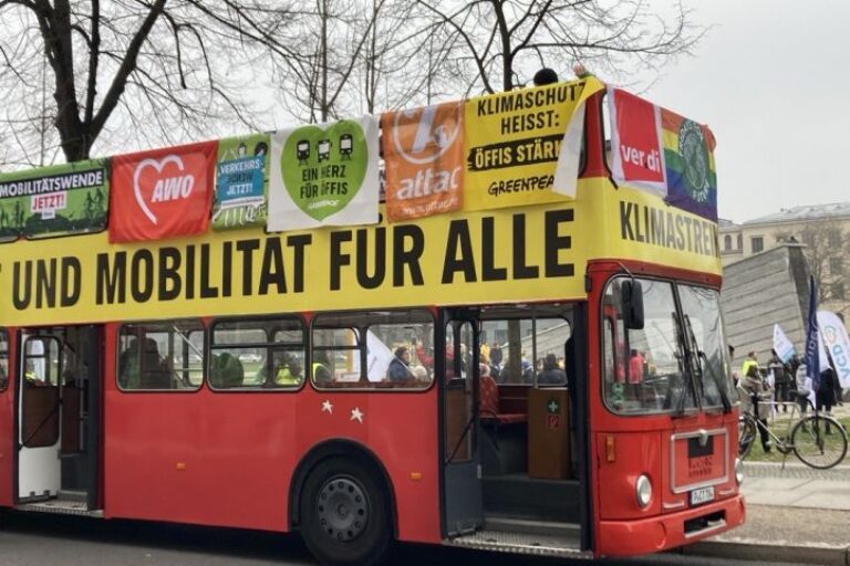 Ein Bus, der "Mobilität für alle" an der Seite stehen hat