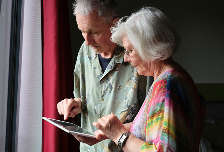 Seniorin und Senior am Tablet