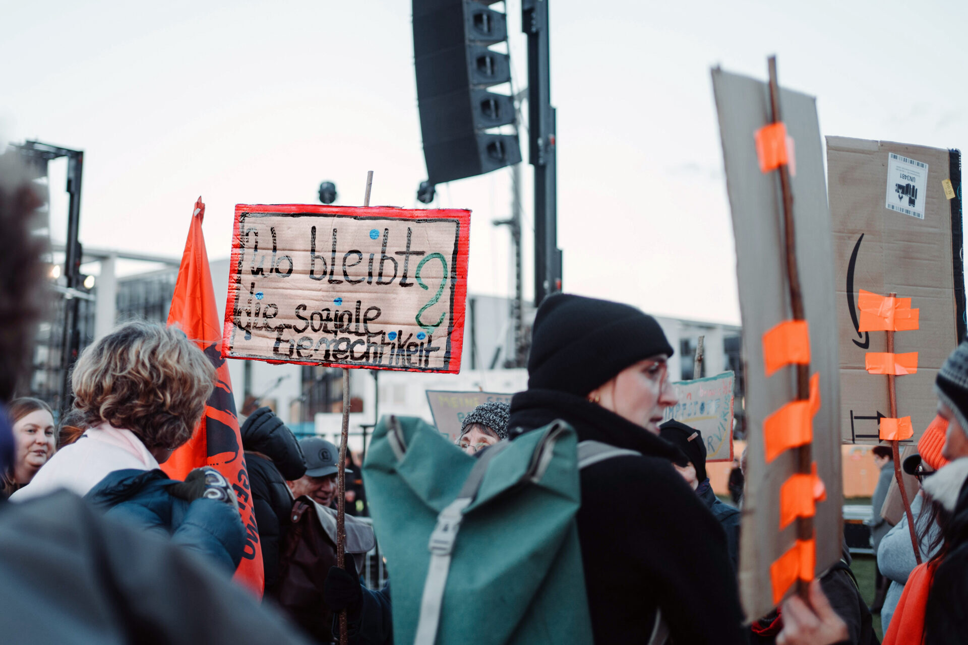 Demo mit Schild "Wo bleibt die soziale Gerechtigkeit?"