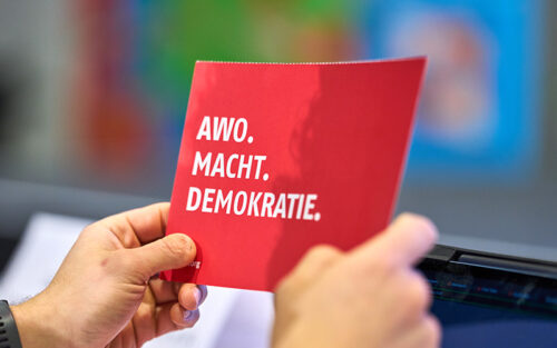 Stimmkarte mit der Aufschrift "AWO. MACHT. DEMOKRATIE."