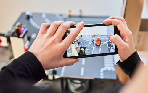 Jugendlicher dreht ein Stop-Motion-Video