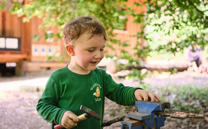 Junge beim Werkeln im Garten