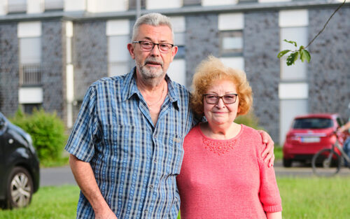 Eine Seniorin und ein Senior