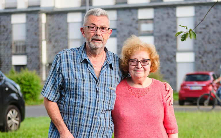Eine Seniorin und ein Senior