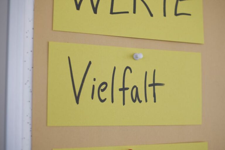 Ein Schild, auf dem Vielfalt steht.